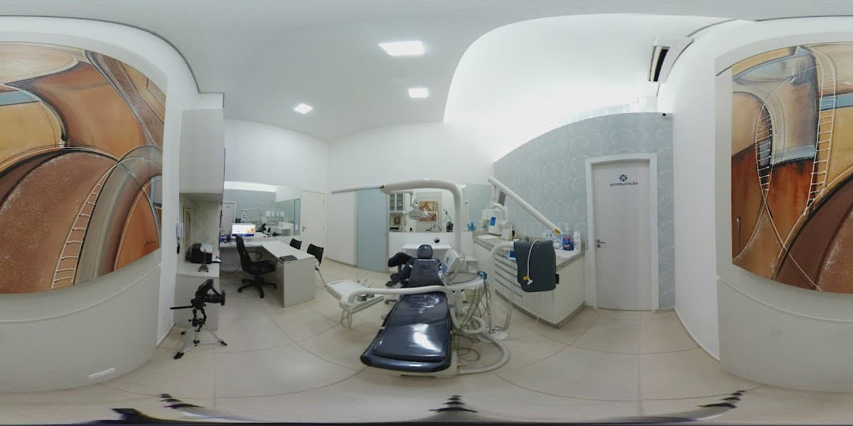 Paciente sorrindo após tratamento dentário